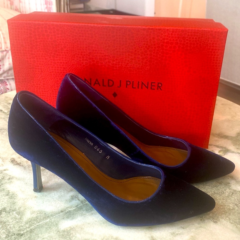Donald J Pliner  navy velvet shoes